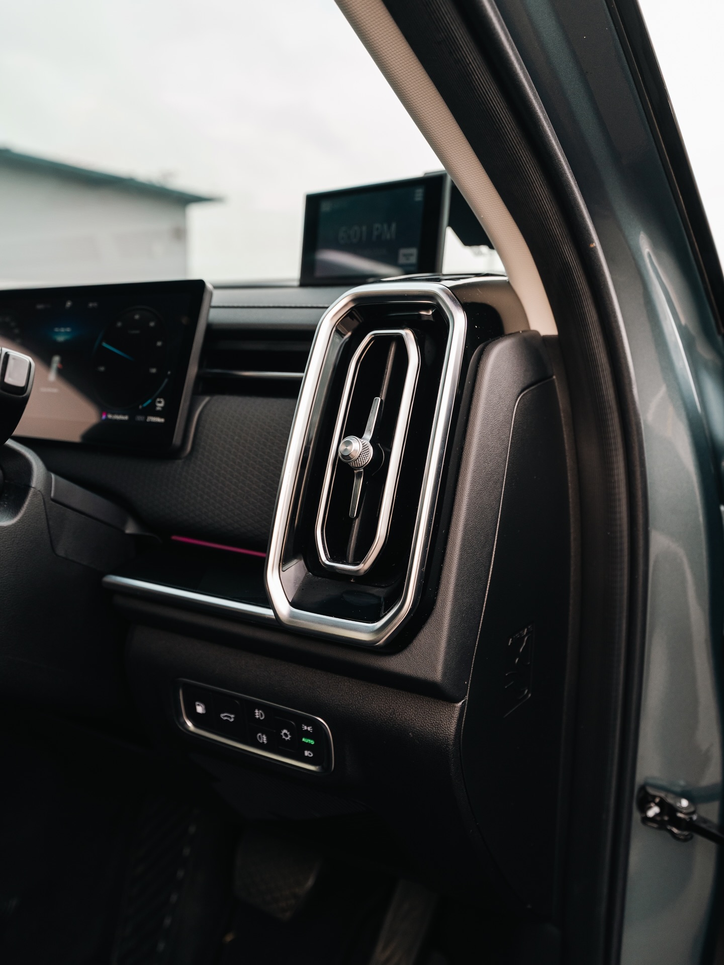 JAECOO J7 SHS dalam suasana urban — SUV premium untuk kehidupan kota modern