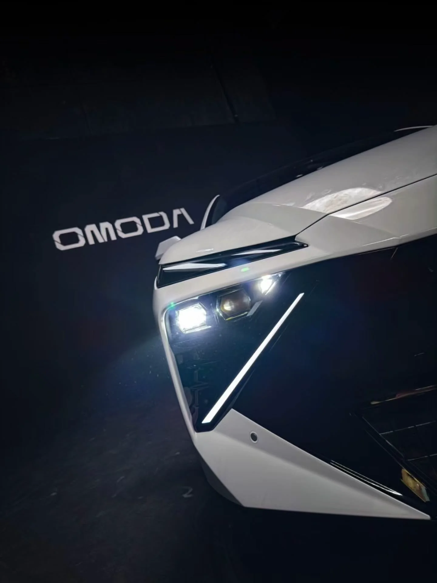 Detail signature lighting headlight OMODA O4 EV