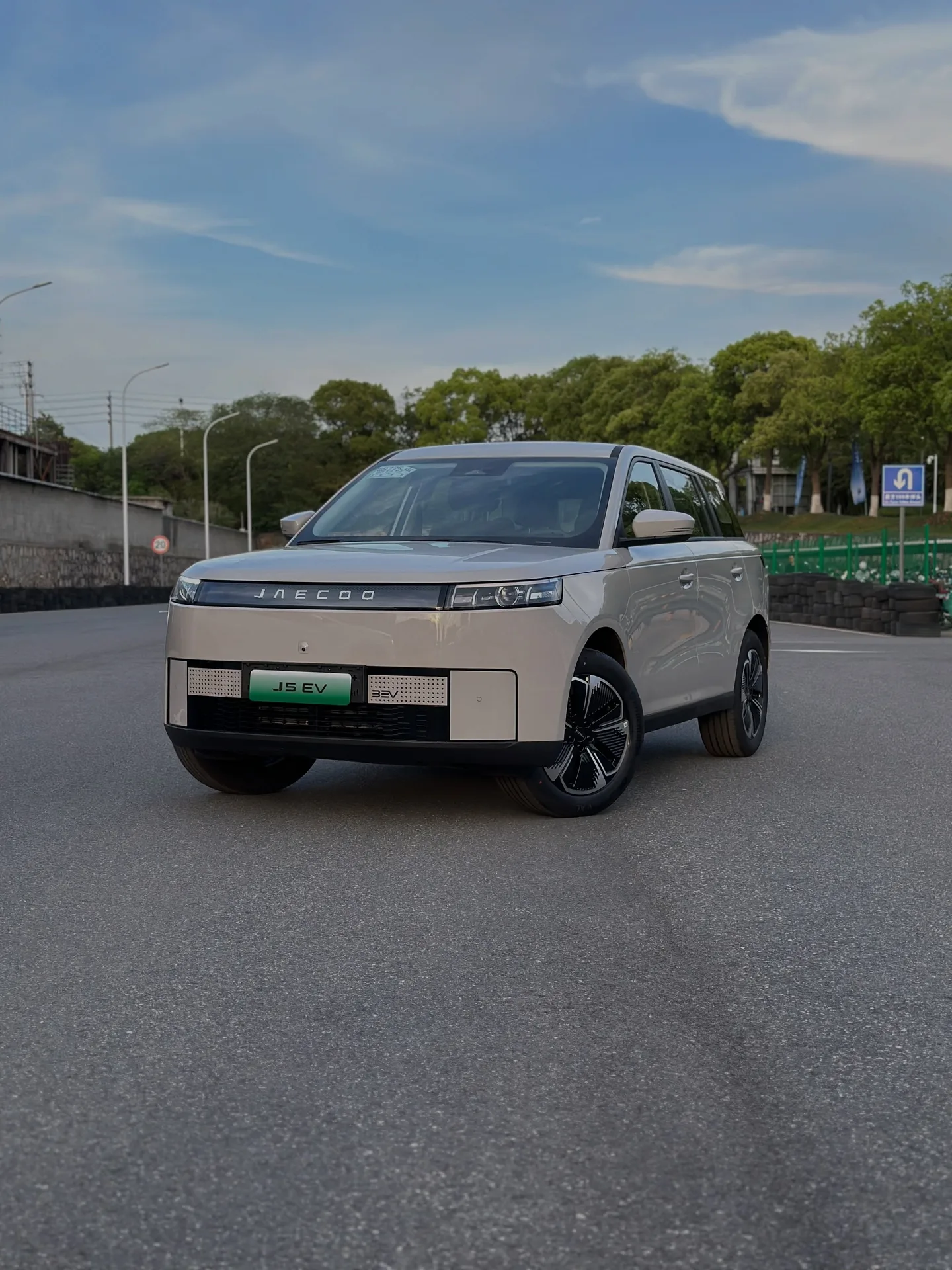 JAECOO J5 EV Bisa Parkir Paralel, Tapi Baterainya Aman Nggak Kalau Ditinggal Lama?